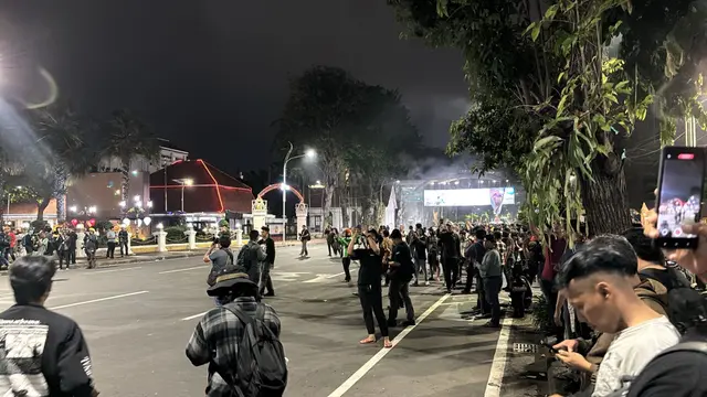 Demo di depan gedung Negara Grahadi Surabaya berlangsung ricuh. (Dok. Merdeka.com)