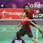 Ganda campuran Indonesia, Tontowi Ahmad/Liliyana Natsir mengembalikan kok ke arah Lee Chun Hei R/Chau Hoi Wah (Hong Kong) di perempat final Bulutangkis Asian Games 2018 di Istora Kompleks GBK, Jakarta, Sabtu (25/8). (Liputan6.com/Helmi Fithriansyah)