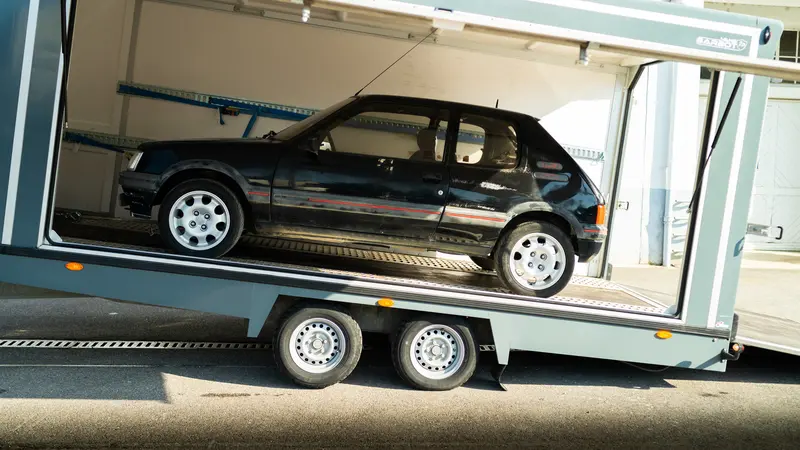 Peugeot Restorasi Mobil Legendaris 205 GTi (Ist)