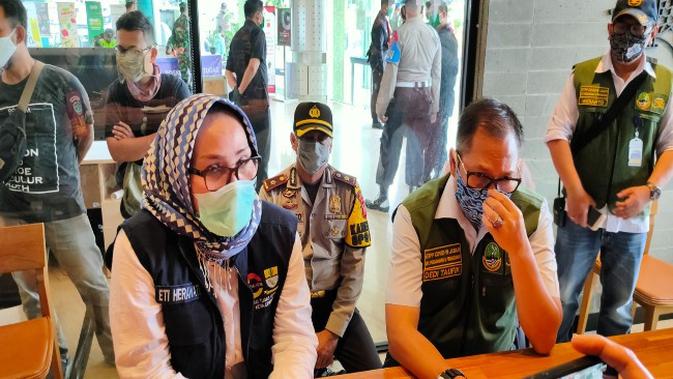 Kadis Pariwisata Jabar Deddy Taufik memberi keterangan pers usai memantau kondisi pariwisata di Cirebon. Foto (Liputan6.com / Panji Prayitno)