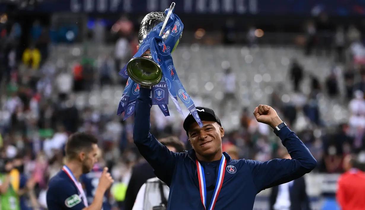 Penyerang PSG, Kylian Mbappe, merayakan trofi juara Piala Prancis usai mengalahkan Saint-Etienne pada pertandingan final di Stadion Stade de France, Sabtu (25/7/2020) dini hari WIB. PSG menang 1-0 atas Saint-Etienne. (AFP/Franck Fife)
