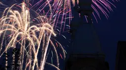 Kembang api meledak di atas menara Gereja Kebangkitan pada perayaan Hari kemerdekaan Amerika Serikat di Johnstown, Pennsylvania, Rabu (4/7).  AS merayakan hari kemerdekaan yang jatuh pada 4 Juli atau dikenal Independence Day 4th July. (AP Photo)