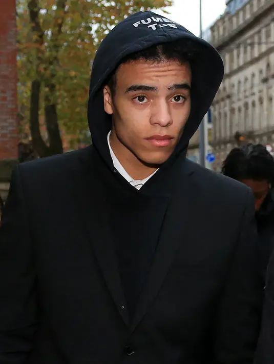 Mason Greenwood meninggalkan Minshull Street Crown Court setelah sidang atas tuduhan percobaan pemerkosaan di Manchester pada 21 November 2022. Greenwood ditangkap pada Januari 2022 dan statusnya ditangguhkan oleh klub karena semua tuduhan di atas, dengan sederet bukti yang dikirimkan oleh korban dan terkuak ke media. (AFP/Lindsey Parnaby)