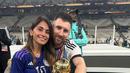 Antonella Roccuzzo juga membagikan pose romantisnya bareng sang suami tercinta. Ibu tiga anak itu tampak memakai jersey ungu bernomor 10 sambil memegang trofi Piala Dunia. Ia juga bersandar kepada sang suami yang berpose di belakangnya. Antonella pun begitu bangga atas pencapaian sang suami. (Liputan6.com/IG/@antonelaroccuzzo)