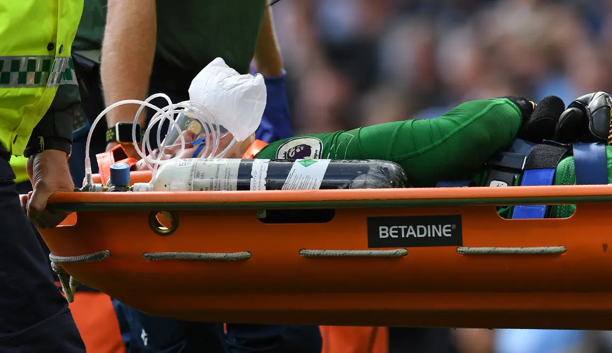 Tim medis membawa Kiper Manchester City Ederson usai wajahnya dihantam kaki pemain Liverpool Sadio Mane saat pertandingan Liga Inggris di Stadion Etihad, Manchester (9/9). (AFP Photo/Paul Ellis)