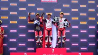 Pembalap binaan PT Astra Honda Motor (AHM), Veda Ega Pratama (tengah), berhasil meraih podium juara pada Race 2 Idemitsu Asia Talent Cup (IATC) Mandalika 2022 di Sirkuit Mandalika, Minggu (13/11/2022) sore WITA. (dok. AHM)