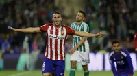 Selebrasi Koke usai mencetak gol bagi Atletico Madrid ke gawang Real Betis di Estadio Manuel Ruiz de Lopera, Senin (23/11/2015) dini hari WIB. (Reuters/Marcelo del Pozo)