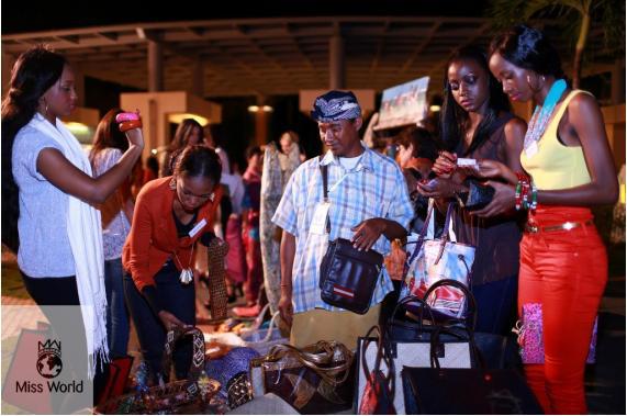 Tas, kain pantai, masih banyak lagi. They love it! (c) Miss World