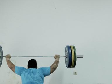 Atlet angkat besi, Nurul Akmal, saat latihan di Pelatnas angkat besi, Jakarta, Rabu (21/3/2018). Latihan tersebut untuk persiapan Asian Games 2018. (Bola.com/M Iqbal Ichsan)
