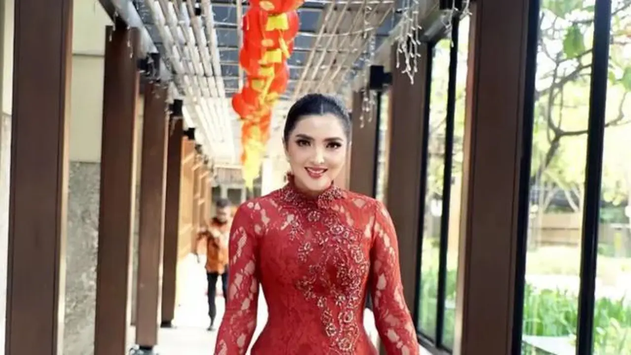 Ashanty tampil elegan dengan kebaya modern model janggan dengan rok slit dari Batik prada [@ashanty_ash]