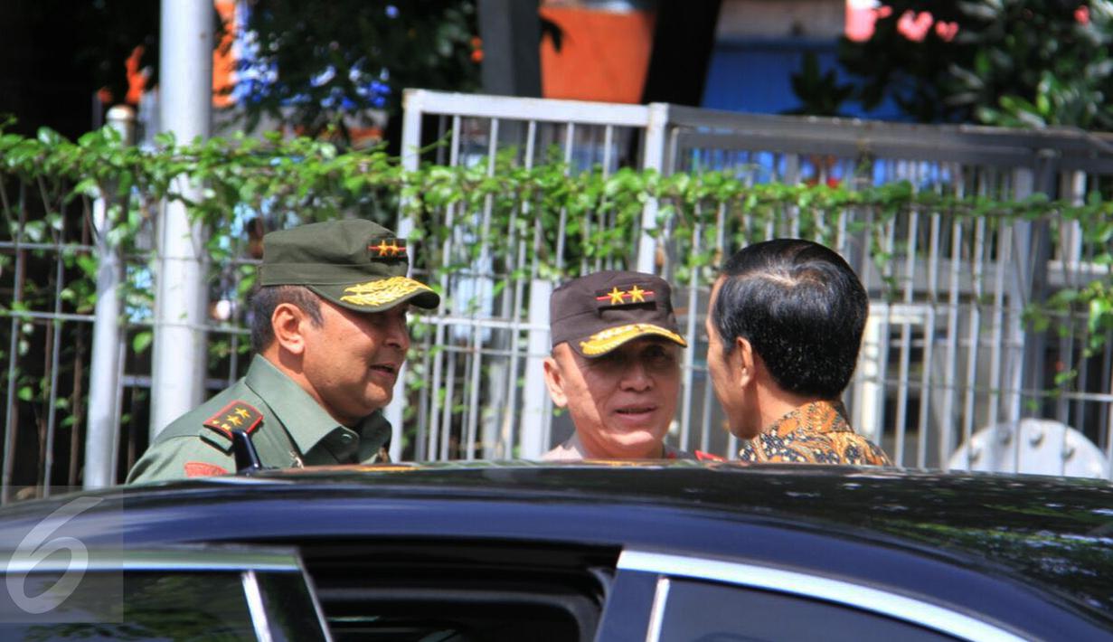 Presiden Jokowi berbincang dengan Kapolda Metro Jaya Irjen M Iriawan dan Pangdam Jaya Mayjen Teddy Lhaksmana sebelum mencoblos pada Pilkada DKI 2017 di TPS IV, Jakarta, Rabu (15/2). (Istimewa)