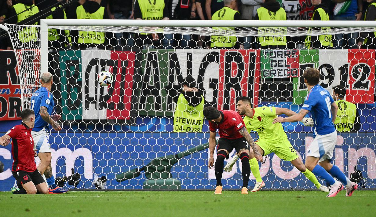 Pemain Italia, Nicolo Barella, mencetak gol ke gawang Albania dalam laga perdana Grup B Euro 2024 di Stadion Signal Iduna Park, Dortmund, Minggu (16/6/2024). (AFP/Alberto Pizzoli)