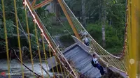 [VIDEO] Ngeri! Pelajar Lintasi Jembatan `Indiana Jones` di Padang