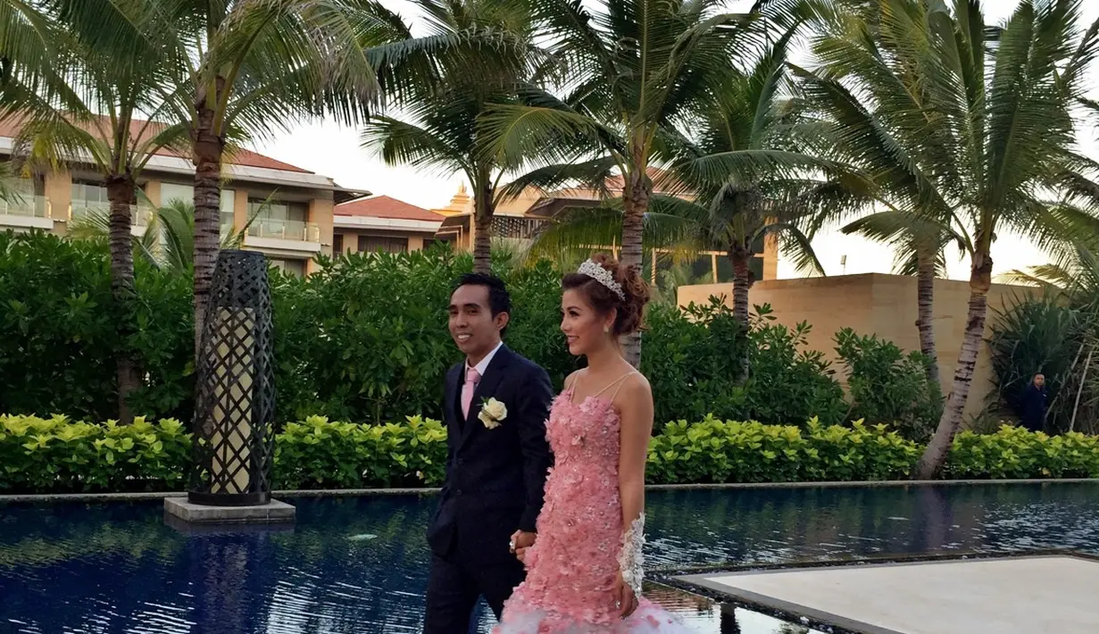 Senyum bahagia terpancar dari wajah Bella Shofie dan Suryono. (Fathan Rangkuti/Bintang.com)