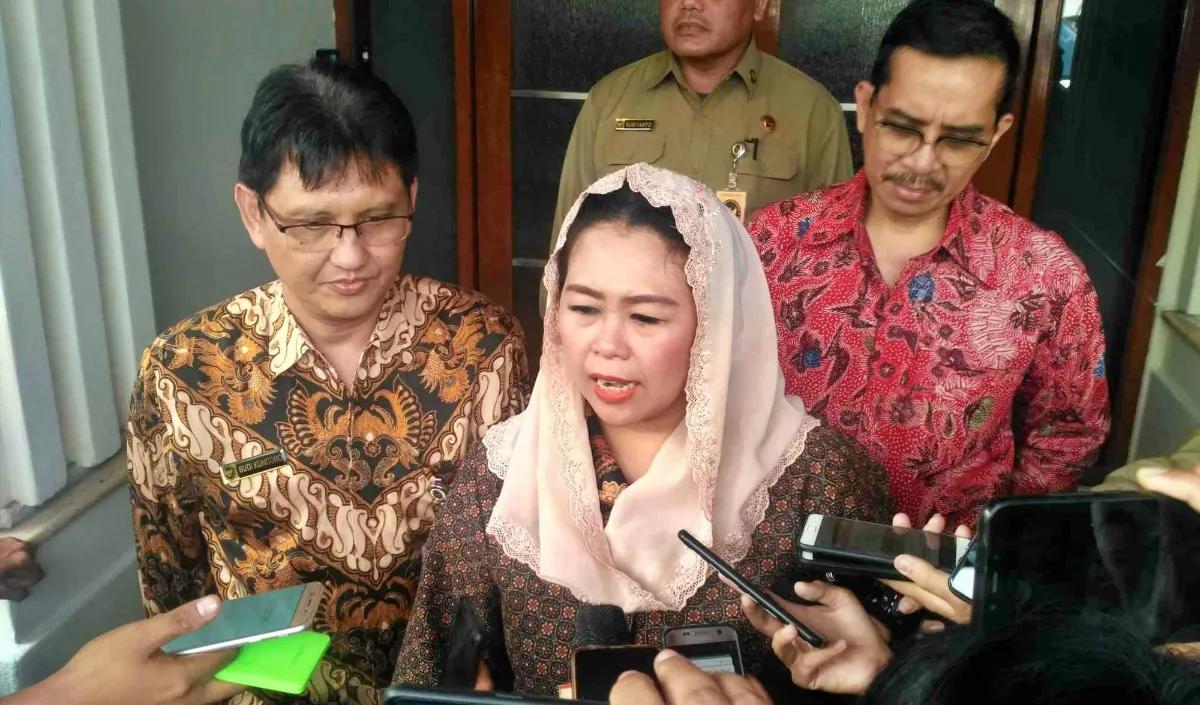 Diminta spill kira-kira pada siapa pilihannya akan berlabuh, secara diplomatis Yenny menjawab akan menjatuhkan pilihan itu pasti tetap akan jatuh pada salah satu capres yang dianggap memiliki kedekatan dengan keluarga Gus Dur.<br>