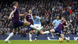 Pemain Manchester City, Omar Marmoush mencetak gol ke gawang Newcastle United dalam laga lanjutan Liga Inggris 2024/2025 di Etihad Stadium, Manchester, Inggris, Sabtu (15/02/2025) waktu setempat. (AP Photo/PA/Martin Rickett)