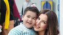Sebagai ibu tunggal, Tasya Farasya memberikan perhatian waktunya secara penuh untuk anak. Termasuk menyaksikan penampilan sang anak di atas panggung [@tasyafarasya]