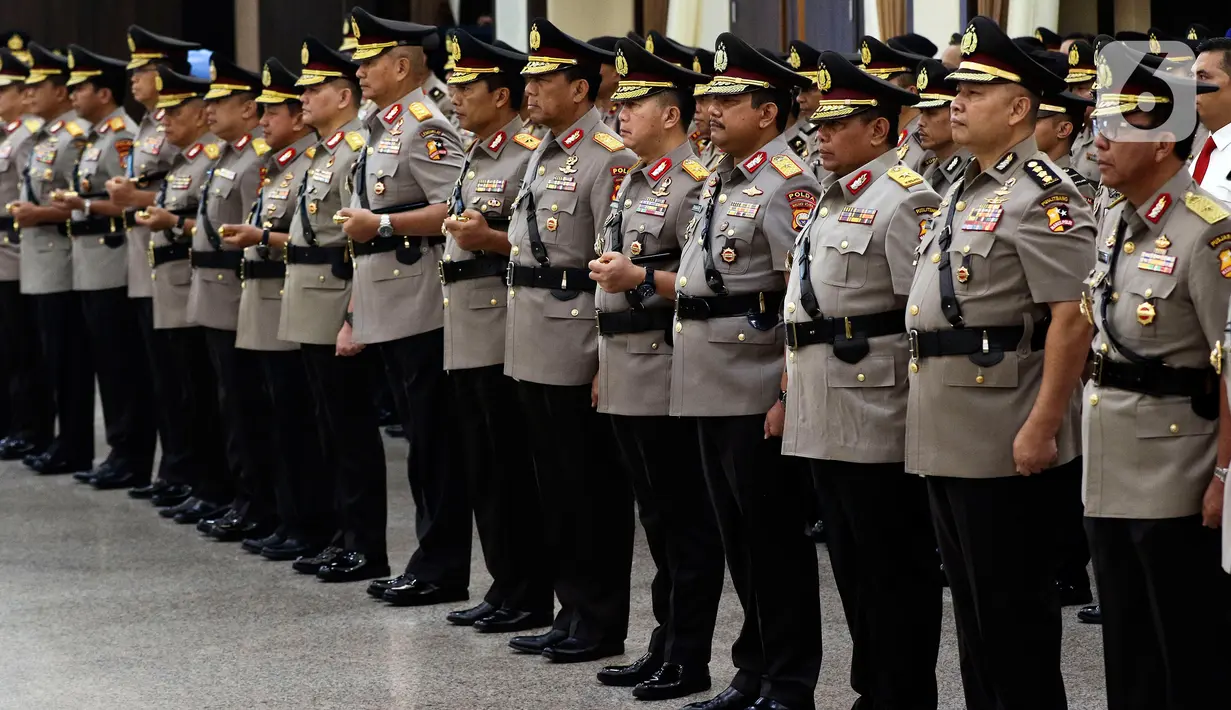 Perwira Tinggi Polri mengikuti upacara sertijab Kepala Divisi Hubungan Internasional Polri dan sejumlah Kapolda di Rupatama Mabes Polri, Selasa (11/2/2020). Kapolri Jenderal Idham Azis memimpin 8 Kapolda yang dirotasi dan pejabat utama lain untuk melafalkan sumpah jabatan. (Liputan6.com/Johan Tallo)