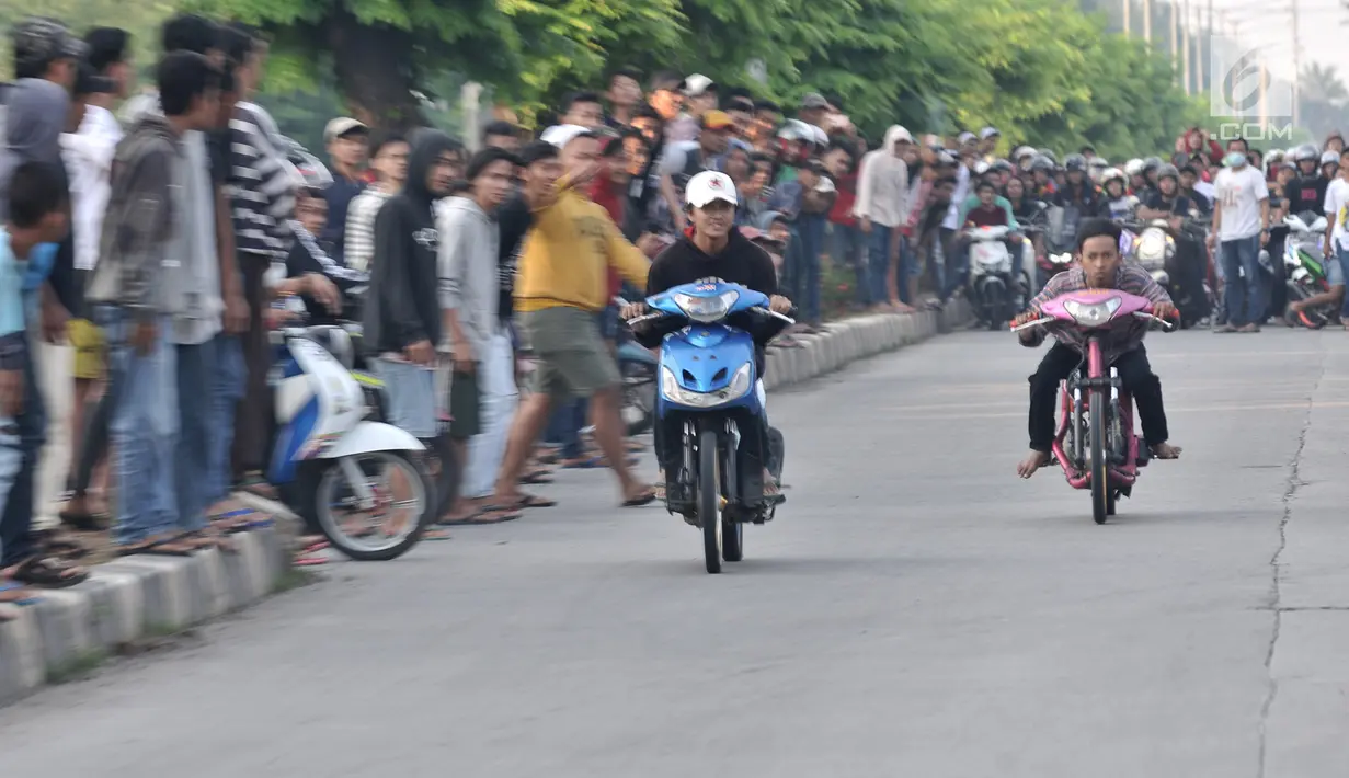 Dua pembalap beradu kecepatan saat ikut dalam balapan liar di Jakarta, Minggu (27/5) pagi. Balapan liar masih menjadi kegiatan favorit remaja di Ibu Kota dalam menghabiskan waktu Minggu pagi di bulan Ramadan. (Merdeka.com/Iqbal S Nugroho)