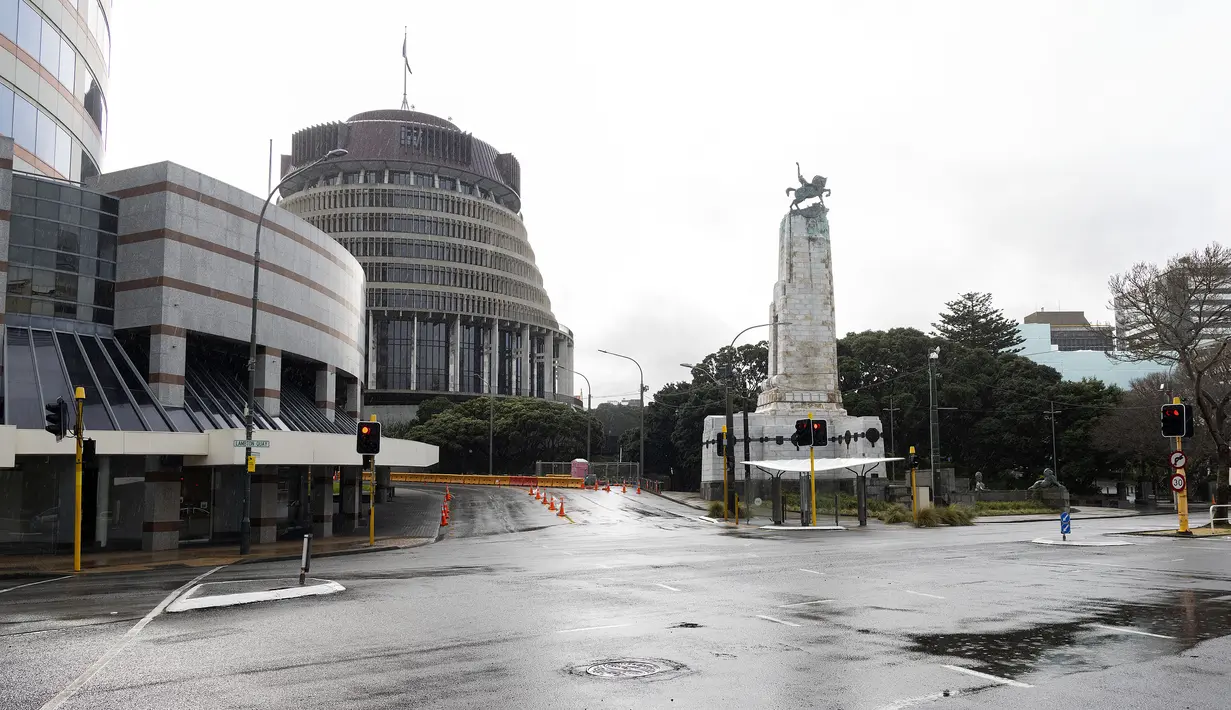 Jalan-jalan kosong selama penguncian atau lockdown nasional di Wellington, Rabu (18/8/2021). Perdana Menteri Selandia Baru Jacinda Ardern pada Selasa (17/8), menempatkan negaranya di bawah lockdown nasional selama tiga hari setelah satu kasus baru COVID-19 muncul di Auckland. (Marty MELVILLE/AFP)