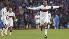 Penyerang Portugal, Cristiano Ronaldo berselebrasi setelah mencetak gol ke gawang Islandia selama pertandingan lanjutan grup J kualifikasi Euro 2024 di Reykjav&iacute;k, Islandia, Rabu, 21 Juni 2023. (AP Photo/&Aacute;rni Torfason)