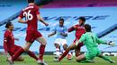 Gelandang Manchester City, Raheem Sterling, berusaha mencetak gol ke gawang Liverpool pada laga lanjutan Premier League pekan ke-32 di Stadion Etihad, Jumat (3/7/2020) dini hari WIB. Manchester City menang 4-0 atas Liverpool. (AFP/Dave Thompson/pool)