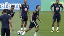 Striker Brasil, Neymar, bercanda bersama rekannya saat mengikuti sesi latihan bersama timnas Brasil jelang laga kualifikasi piala dunia 2018 di Porto Alegre, Brasil, Selasa (29/8/2017). Brasil akan berhadapan dengan Ekuador. (AP/Andre Penner)