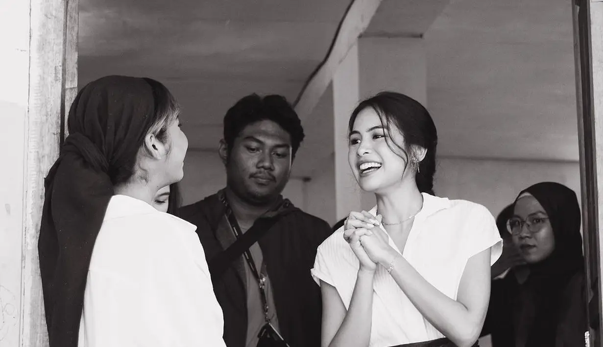 Ia pun terlihat manis dengan rambut kepang yang menyisakan poni depan [@maudyayunda]