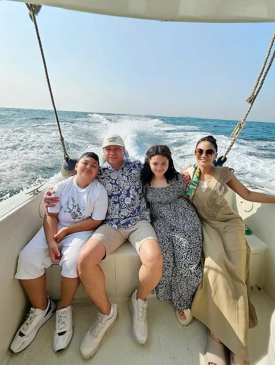 Meski liburan singkat, KD begitu bahagia bisa menikmati waktu bersama keluarga di tengah kesibukannya. [Instagram/krisdayantilemos]