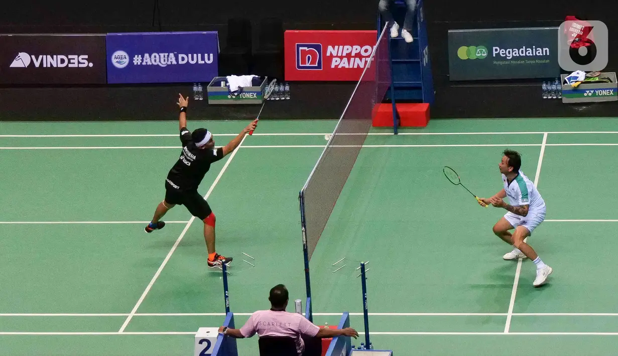 Vincent Rompies (kanan) melawan Valentino Simanjuntak (kiri) pada acara Vindes Sport bertajuk Tepok Bulu 2022 di Mahaka Square, Jakarta, Minggu (3/7/2022). Vincent Rompies mengalahkan Valentino Simanjuntak dengan skor 21-12 dan 22-20. (Liputan6.com/Herman Zakharia)