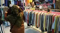 Untuk mendatangkan baju-baju tersebut paling tidak menghabiskan biaya Rp 3 juta per ball atau setara dengan 250 baju.