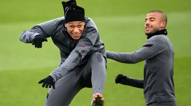 Penyerang Paris Saint-Germain (PSG) Kylian Mbappe dan Rafinha bercanda selama sesi latihan di tempat latihan klub Camp des Loges di Saint-Germain-en-Laye, Senin (6/12/2021). PSG akan melawan Club Brugge pada matchday terakhir fase grup Liga Champions, Rabu (8/12) dini hari WIB. (FRANCK FIFE/AFP)