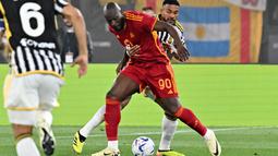 Tuan rumah memimpin duluan lewat Romelu Lukaku. (Andreas SOLARO / AFP)
