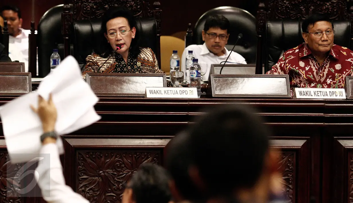 Wakil Ketua DPD GKR Hemas dan Farouk Muhammad memimpin Sidang Paripurna DPD RI di Gedung Nusantara V, Kompleks Parlemen, Jakarta, Senin (3/4). Sidang pembacaan putusan MA soal pergantian pimpinan DPD diwarnai hujan interupsi. (Liputan6.com/Johan Tallo)