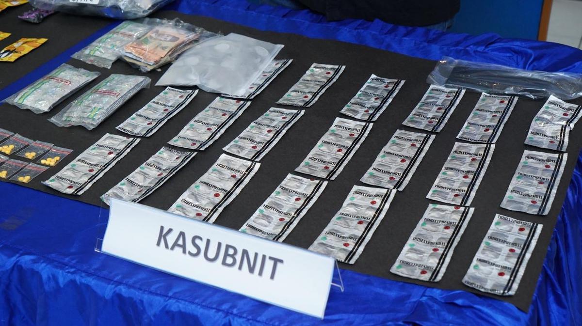 Jumpa pers Satuan Reserse Narkoba Polres Metro Jakarta Utara soal Vape Etomidate yang Diedarkan di Alexa SuitesJumpa pers Satuan Reserse Narkoba Polres Metro Jakarta Utara soal Vape Etomidate yang Diedarkan di Alexa Suites