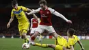 Bek Arsenal, Calum Chambers, berusaha melewati pemain BATE Borisov pada laga Liga Europa di Stadion Emirates, Jumat (8/12/2017). Arsenal menang 6-0 atas BATE Borisov. (AP/Kirsty Wigglesworth)