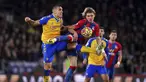 Gelandang Crystal Palace Conor Gallagher berebut bola dengan gelandang Southampton Oriol Romeu pada pertandingan pekan ke-17 Liga Inggris di Selhurst Park, Kamis (16/12/2021) dini hari WIB). Laga antara Crystal Palace vs Southampton berbagi poin dengan skor akhir 2-2.  (Adam Davy/PA via AP)