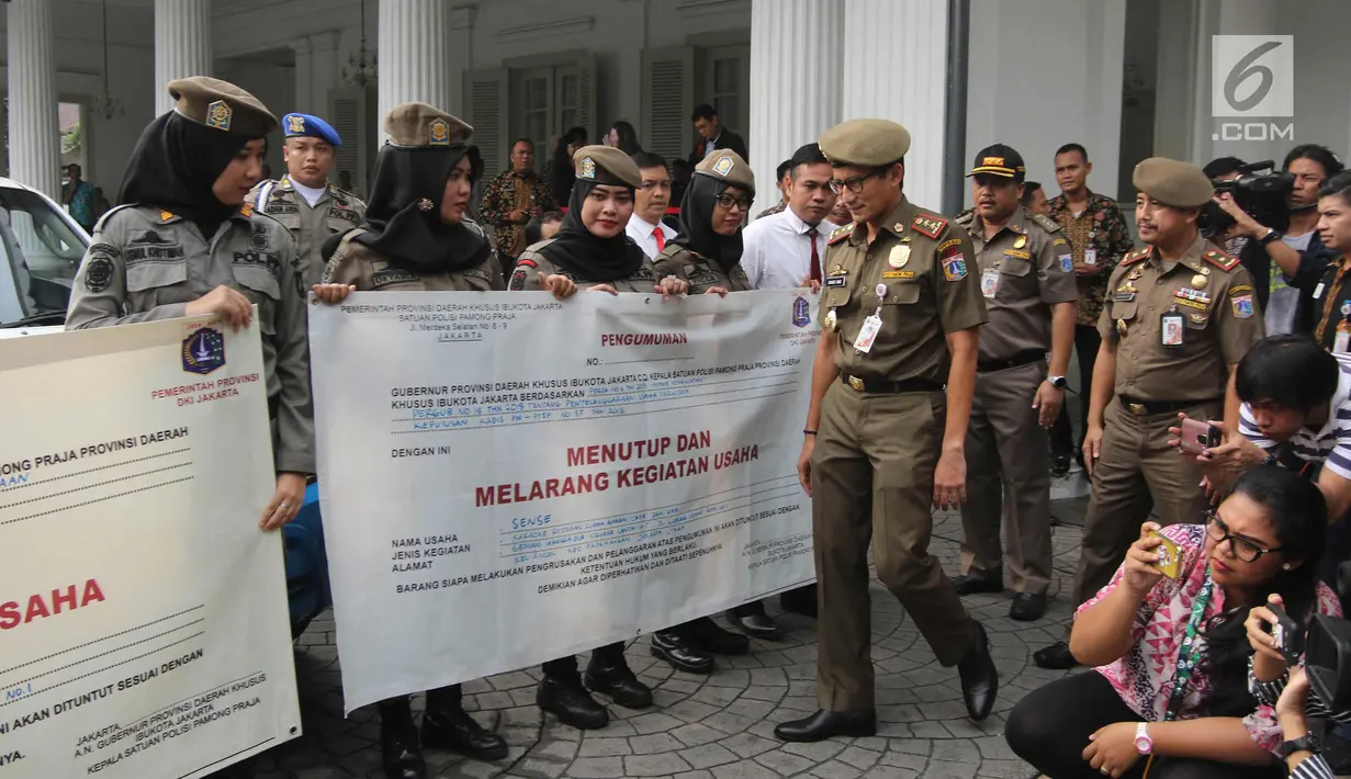 Wakil Gubernur DKI Sandiaga Uno mengecek srikandi Satpol PP di halaman Pendopo Balai Kota, Jakarta, Kamis (19/4). Pemprov DKI kembali mengerahkan Satpol PP perempuan untuk menutup tempat hiburan yang melanggar peraturan. (Liputan6.com/Arya Manggala)