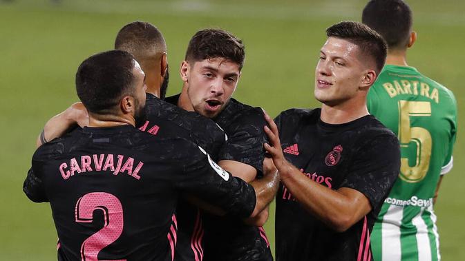 Para pemain Real Madrid merayakan gol yang dicetak oleh Federico Valverde ke gawang Real Betis pada laga La Liga di Stadion Benito Villamarin, Minggu (27/9/2020). Real Madrid menang dengan skor 3-2. (AP Photo/Angel Fernandez)