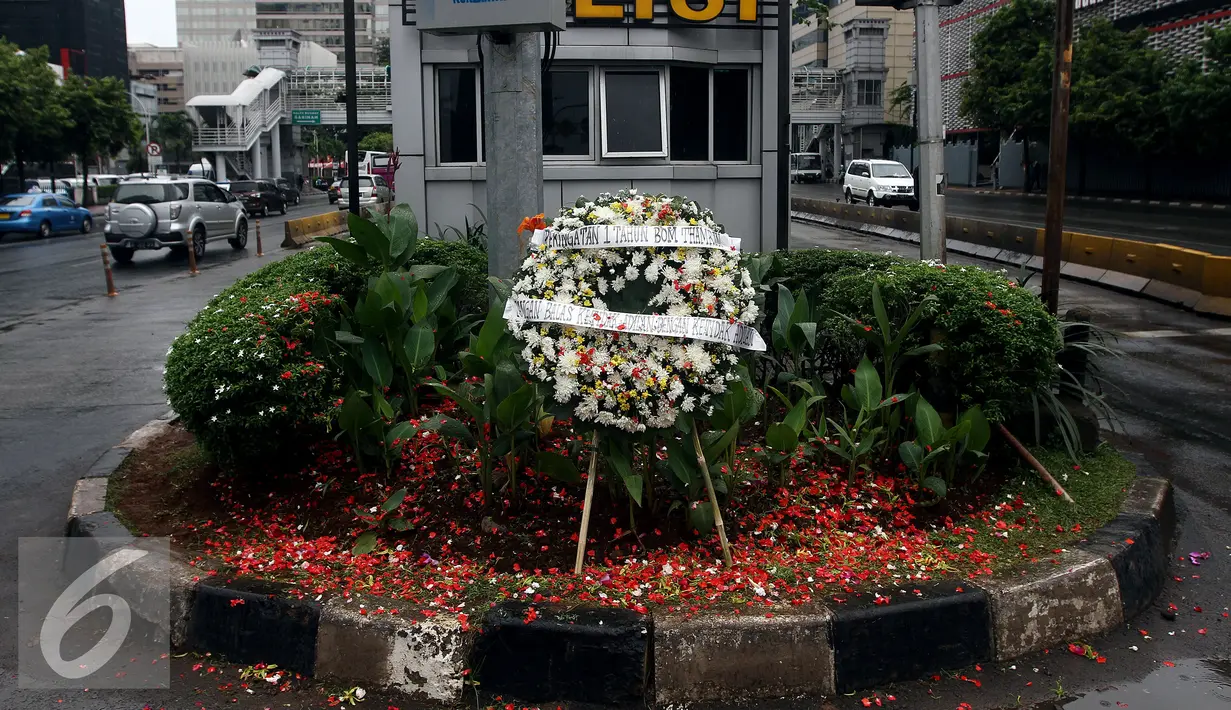 Karangan buga di Pos Polisi di MH Thamrin, Sarinah, Jakarta, Sabtu (14/1). Aksi Damai yang diinisiasi oleh Aliansi Indonesia Damai (AIDA) dan Yayasan Penyitas Indonesia (YPI) ini sebagai bentuk dukungan kepada Kepolisian. (Liputan6.com/JohanTallo)