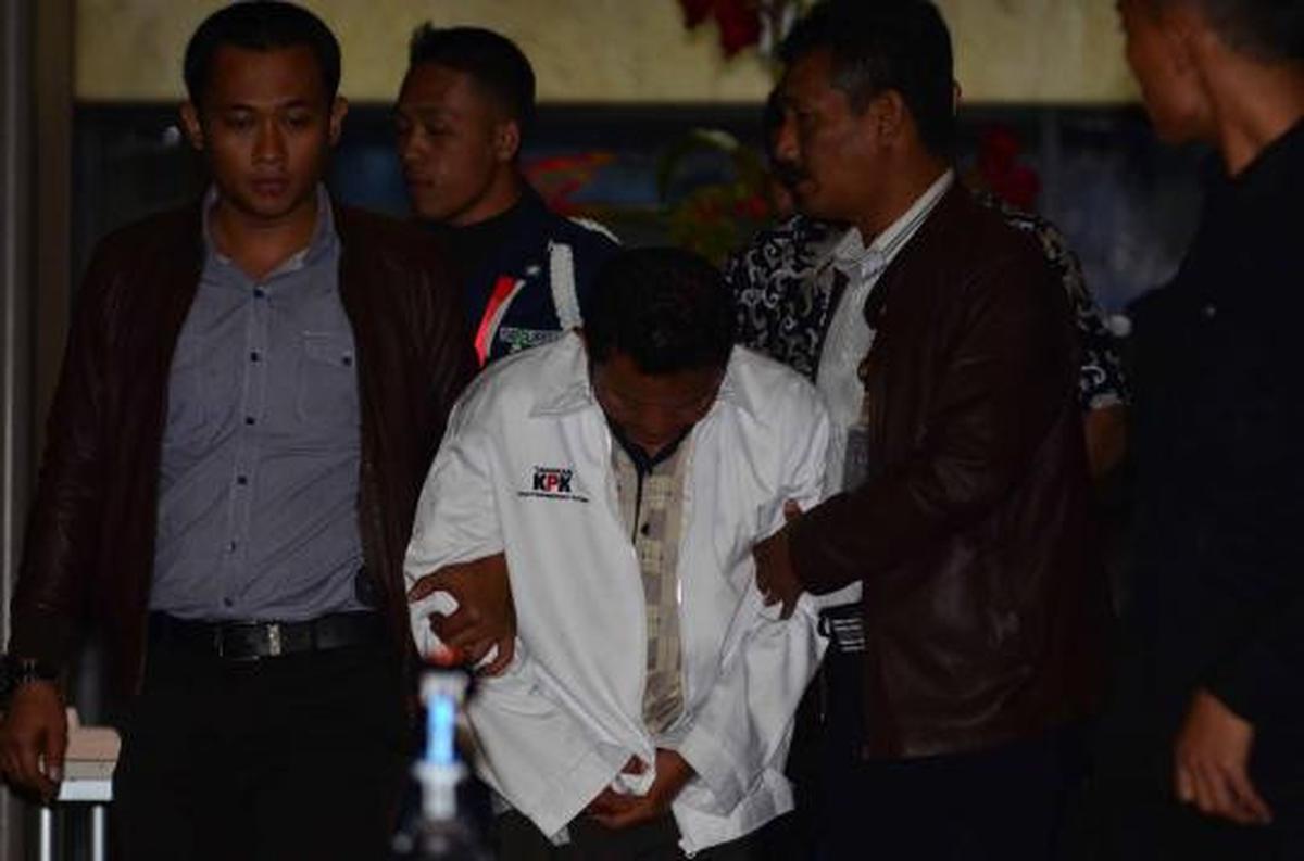 Bupati Buol kenakan baju Tahanan KPK