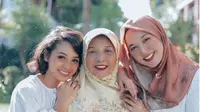 Dias Kinanthi (kanan) bersama Andien dan ibunya. (dok.Instagram @diaskinanthi/https://www.instagram.com/p/B1BevynAQiW/Henry