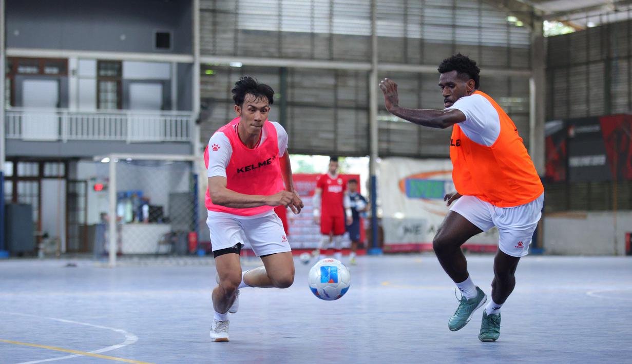 Pemain Timnas Futsal Indonesia, Cris Danie Yeimo (kanan) mencoba mengambil bola dari rekan satu timnya pada pemusatan latihan di Tifosi Sport Center, Jakarta Timur, Rabu (1/4/2026). (Dok. Timnas Futsal Indonesia)