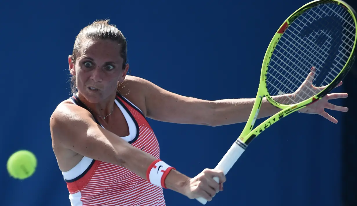 Petenis putri asal Italia Roberta Vinci mengembalikan bola pukulan lawannya asal Austria Tamira Paszek pada turnamen Australia Terbuka di Melbourne, Australia, (20/1/2016). (AFP/WILLIAM WEST)