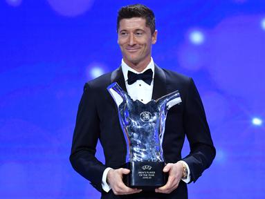 Penyerang Bayern Munchen, Robert Lewandowski tersenyum saat menerima penghargaan Pemain Terbaik UEFA dalam acara UEFA Awards di Genewa, Swiss (1/10/2020).Dalam acara ini Lewandowski juga dinobatkan sebagai penyerang terbaik. (Harold Cunningham / AFP / UEFA)