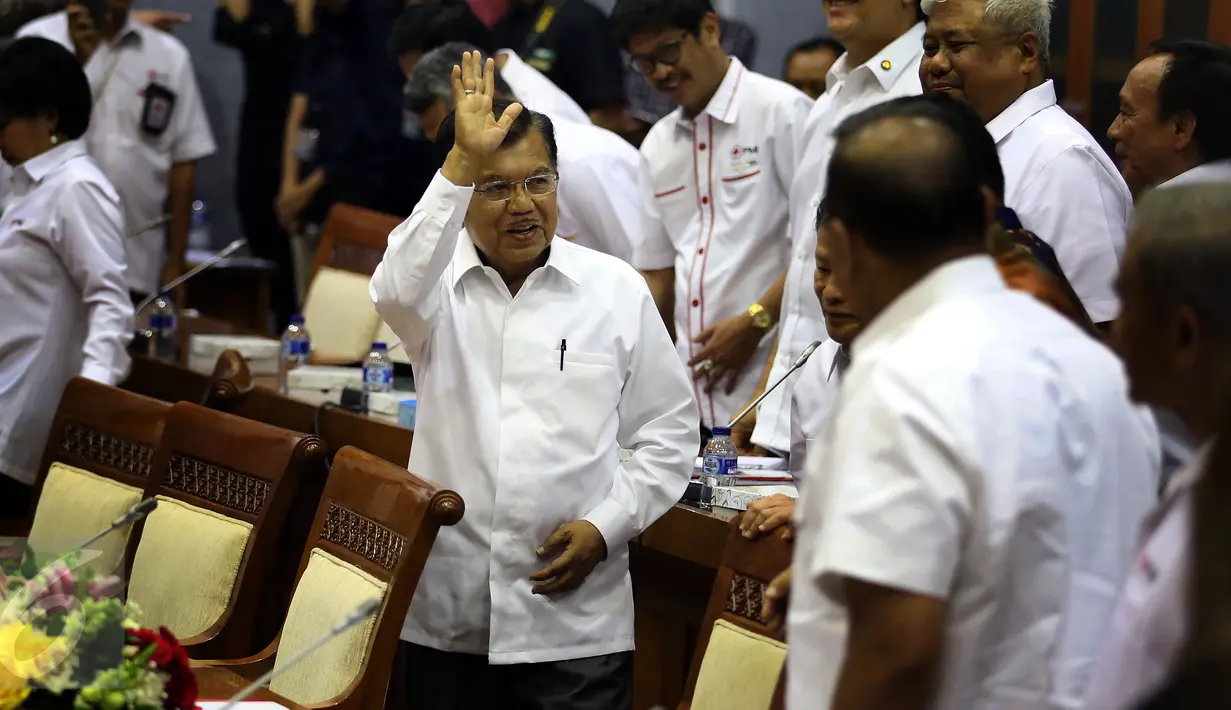 Ketum PMI, Jusuf Kalla usai mengikuti Rapat Dengar Pendapat Umum (RDPU) dengan Komisi IX DPR RI di Jakarta, Rabu (8/2). Rapat tersebut DPR Khusunya Komisi IX meminta pendapat Ketua Umum PMI mengenai RUU Kepalangmerahan. (Liputan6.com/Johan Tallo)