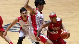 Pebasket putra Indonesia, Mario Wuysang (kanan), berusaha melewati hadangan pemain Singapura dalam semi final basket SEA Games 2015. (Bola.com/Arief Bagus)