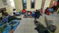 Pemudik sepeda motor beristirahat di sebuah masjid di Jalur Puntura, Jawa Barat, Minggu (2/6/2019). Masjid dan warung pinggir jalan jadi lokasi favorit pemudik sepeda motor melepas lelah saat melintasi Jalur Pantura (Liputan6.com/Herman Zakharia)