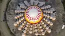 Foto udara menunjukkan pemandangan Masjid 99 Kubah selama bulan suci Ramadhan di Makassar (18/4/2021). Sesuai namanya, masjid ini dipercantik dengan puluhan kubah. Kubah-kubah berbagai ukuran, mulai dari kecil hingga besar, semua menghiasi bagian atas masjid.  (AFP/Indra Abriyanto)