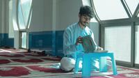 Ilustrasi Islam, muslim, membaca Al-Qur'an. (Photo by Syed Aoun Abbas on Unsplash)